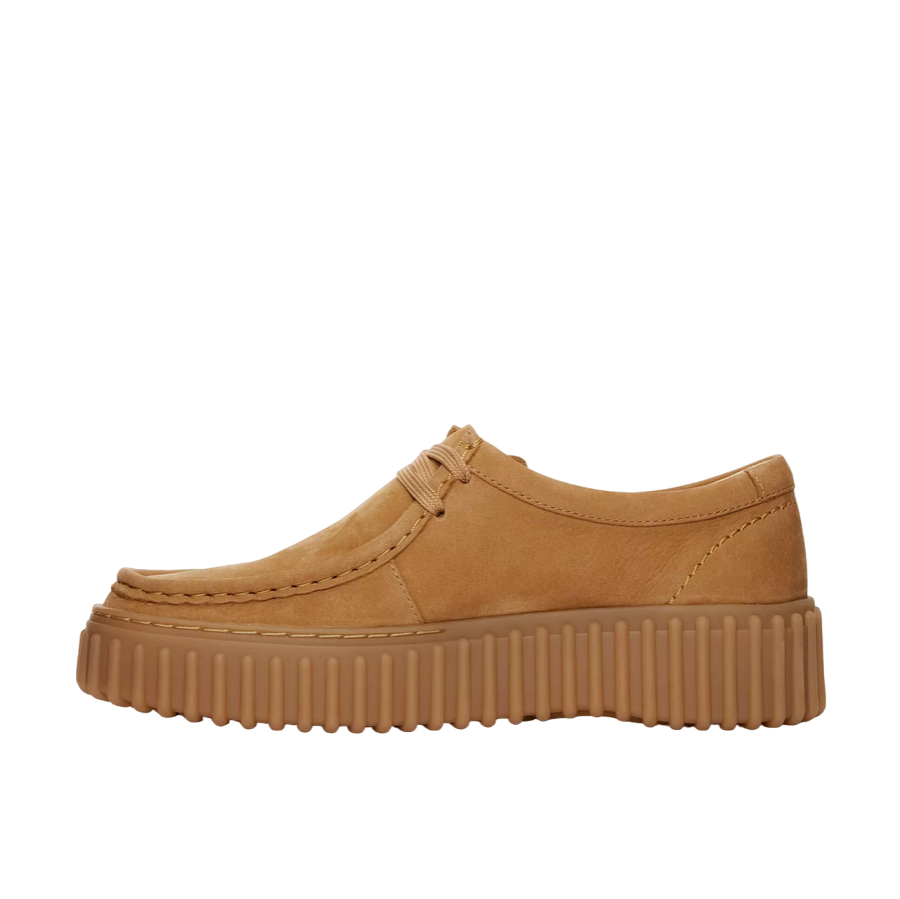 Clarks – Scarpa Casual Donna Torhill Bee 26172084 Marrone Chiaro | Nabuk Premium, Suola Chunky Vintage, Comfort Wallabee Design